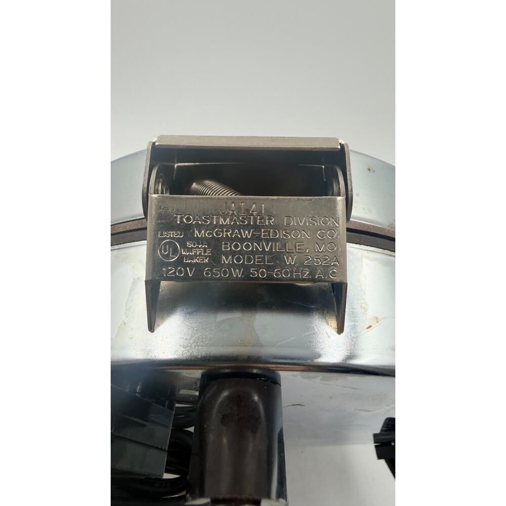 Vintage Toastmaster Waffle Maker W252A Baker Iron Non-Stick Chrome MCM Modern - Picture 6 of 6